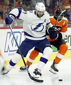 Cirelli lifts Lightning to wild win over Flyers