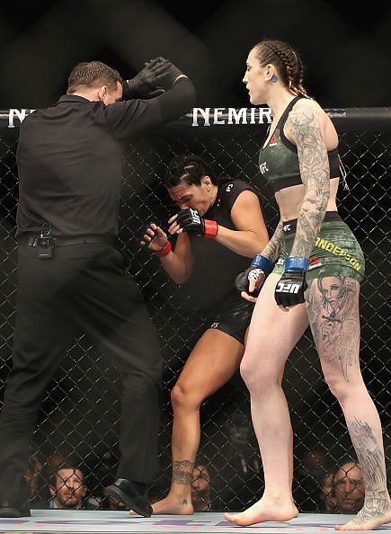 Megan Anderson catches and finishes Cat Zingano with a toe to the eye