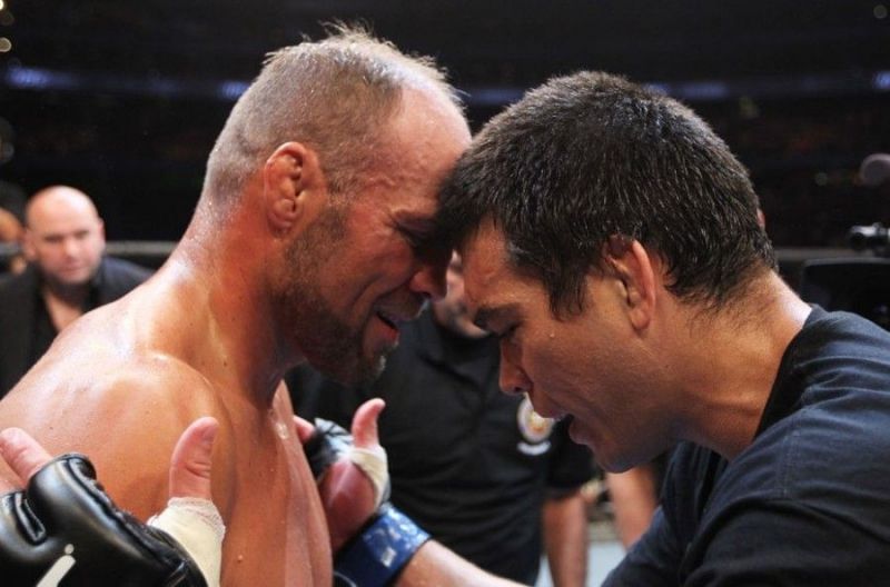 Lyota Machida (r) pays tribute to Randy Couture (l)