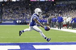 Luck keeps Colts in playoff hunt with 28-27 win over Giants