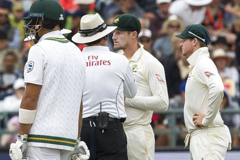 Bancroft and Smith in conversation with the umpires