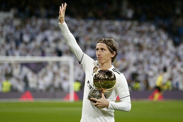 Modric presenting the Ballon d&#039;Or at the Santiago Bernabeu.