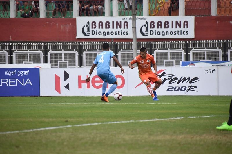 Wayne Vaz doesn&#039;t let Subhash Singh get past him while he was on the pitch