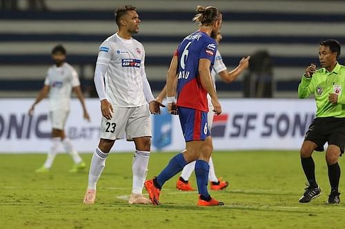 Robin Singh (left) of FC Pune City after committing a foul on Erik Paartalu of Bengaluru FC (Image: ISL)