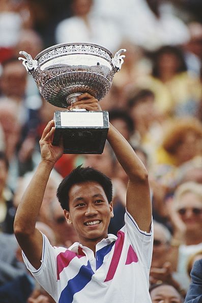 Michael Chang lift the 1989 French Open Tennis Championship