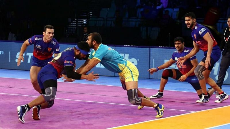 Can Vishal Mane (L) and the rest of the Delhi defence keep Siddharth Desai quiet in tonight&#039;s encounter?