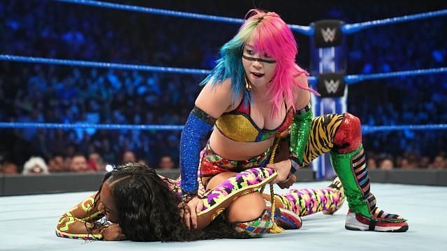 Asuka uses joint manipulation to control and dominate Naomi on Smackdown Live