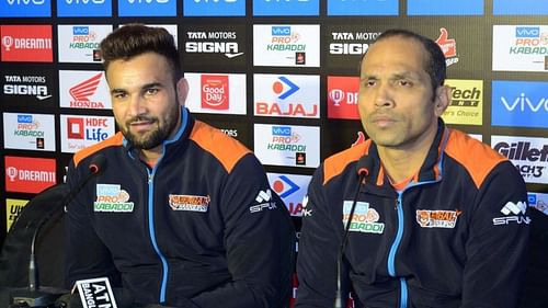 Ran Singh (left) and Jagdish Kumble talk after the match (Image courtesy: Pro Kabaddi League)