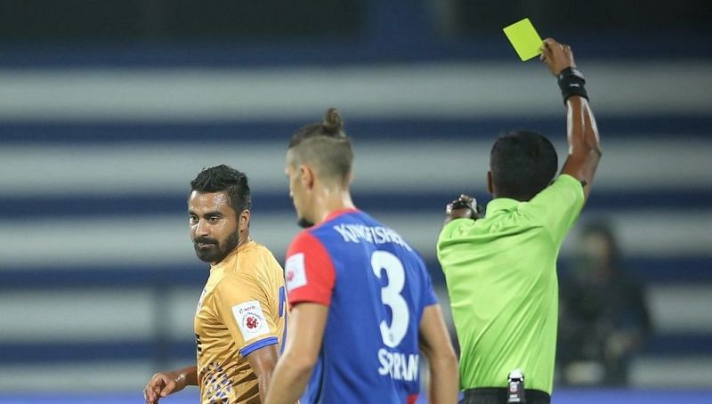 Sehnaj Singh receiving his second yellow from referee R Venkatesh (Image Courtesy: ISL)