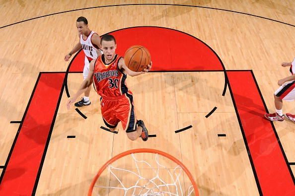 Curry finishes past the Blazers&#039; defense in his rookie season