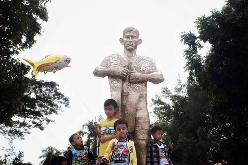 Aung La N Sang&#039;s statue