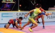 Nitesh Kumar with an ankle hold effort on Patna's Pardeep Narwal