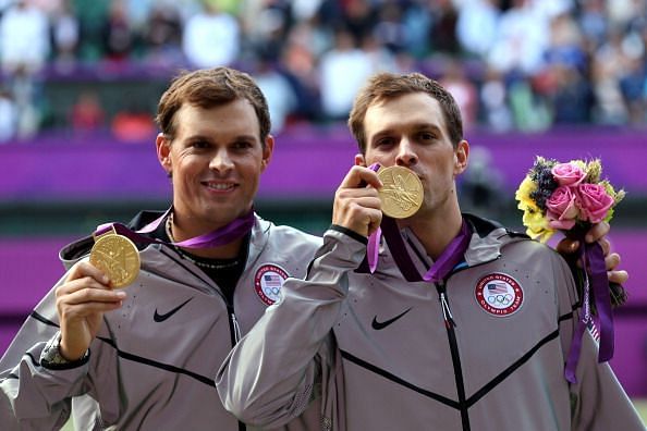 Bob Bryan and Mike Bryan pose with their Gold Medals at the London Olympic Games of 2012