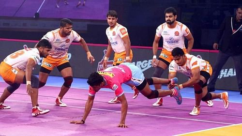 The Puneri Paltan defence did well to curtail the Titans' raiders