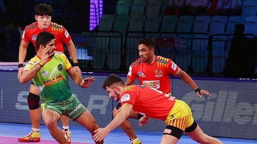 Can Pardeep Narwal penetrate the defensive 'Chakravyuh' of the Gujarat Fortune Giants?