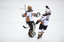 Aberg scores twice in 3rd, Ducks beat Caps 6-5