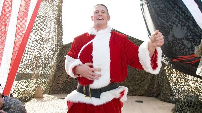 Santa-Cena shared festive cheer, despite his arm in a sling.