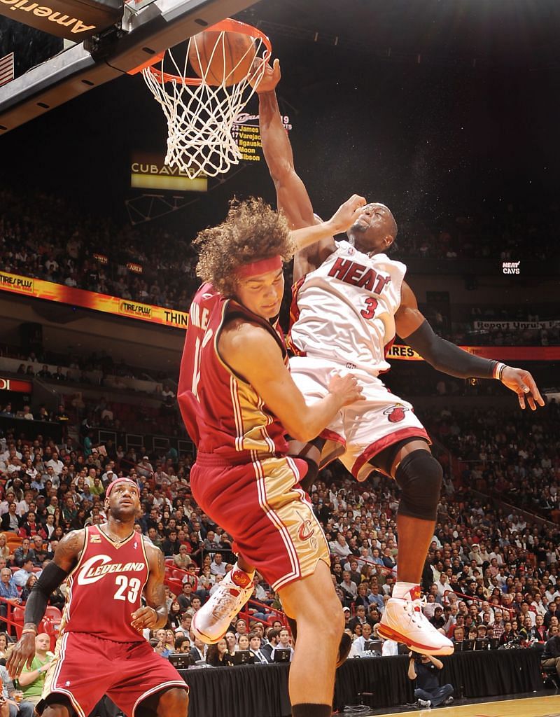 Dwyane Wade posterizing Anderson Varejao