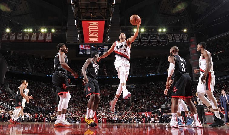 CJ McCollum driving on the Rockets defense.