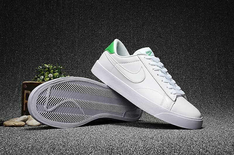Nike Menâs Tennis Classic AC Shoes