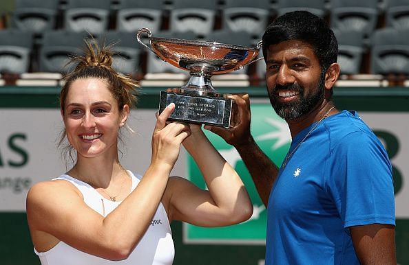 Gabriela Dabrowski and Rohan Bopanna with the 2017 French Open Trophy