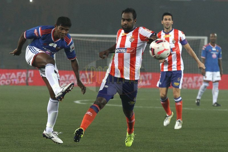 Rakesh Masih (right) tries to dispossess FC Goa&#039;s, Peter Carvalho