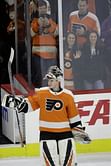 Hart, Gordon win in debuts as Flyers top Red Wings 3-2