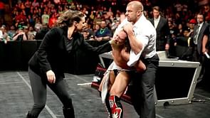WWE न्यूज़: 10 सुपरस्टार्स जिन्हें धोखे से बुरी तरह मारा गया