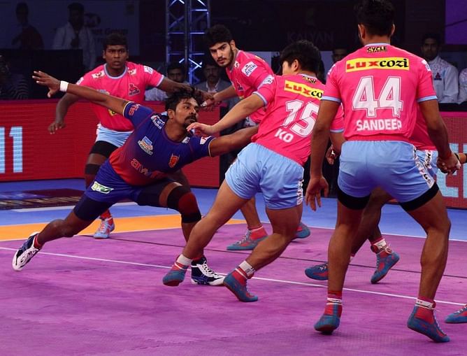 प्रो कबड्डी लीग 2018: जयपुर पिंक पैंथर्स और दबंग दिल्ली के बीच मुकाबला 37-37 से टाई रहा