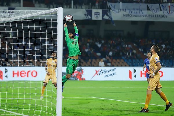 Amrinder Singh commands his box well, has an assured catching ability and can take goal kicks with both his feet, as seen in the match today (Image Courtesy: ISL)