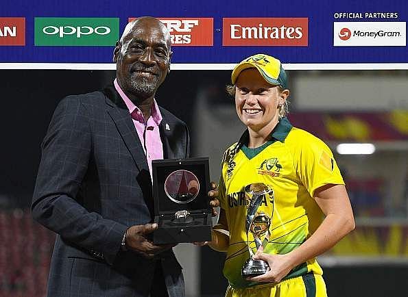 Alyssa Healy receiving the 2018 T20 World Cup Player of the Tournament award from Sir Viv Richards