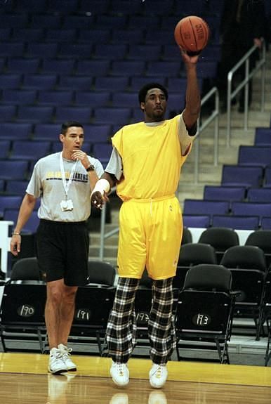 Kobe works out in his pyjamas with a broken right hand