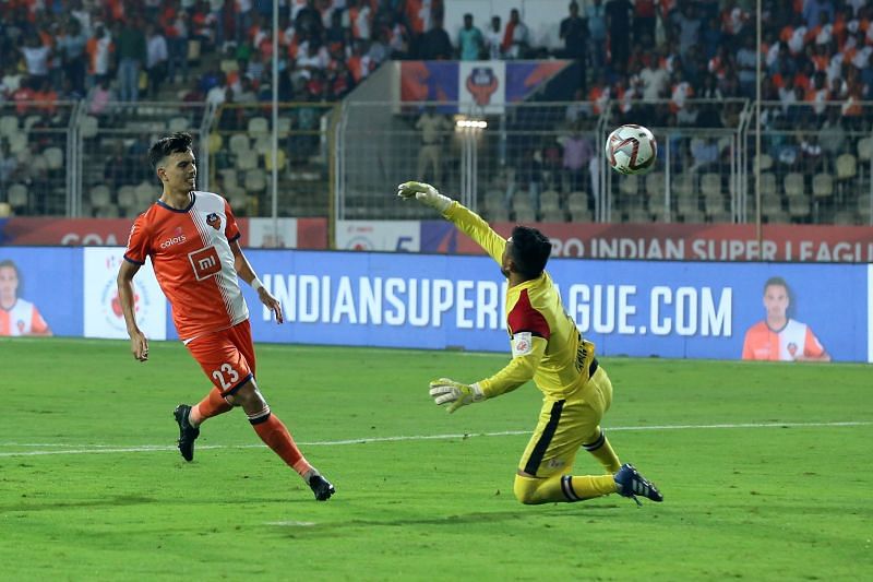 Edu Bedia chips the ball past the goalkeeper to give FC Goa a two-goal lead.