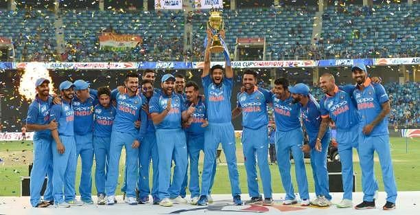 Indian team posing with Asia Cup -2018