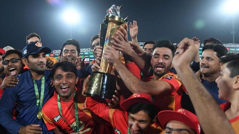 Islamabad United celebrate with the trophy after winning the 2018 PSL edition