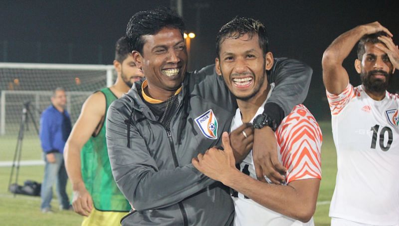 Assistant coach Shanmugam Venkatesh (left) with Nayduring a training session in Abu Dhabi (Image Courtesy: AIFF Media)