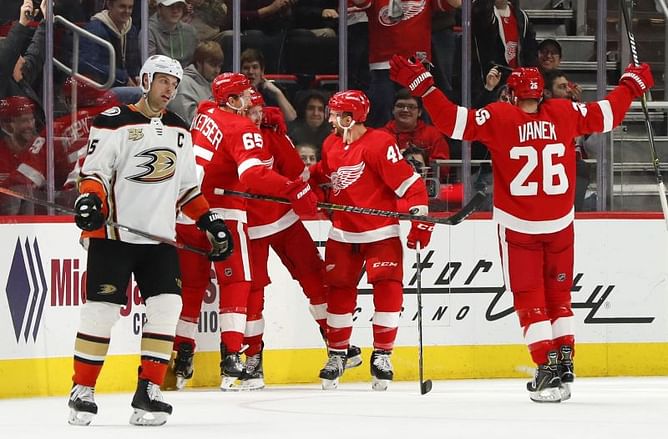 Red Wings beat Ducks 3-1, extend record losing streak to 12