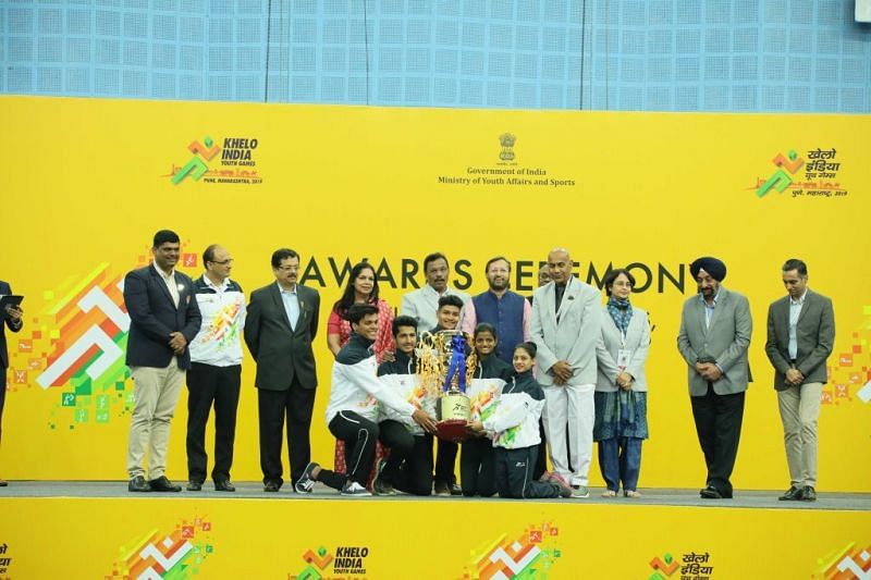 Maharashtra, champions of Khelo India Youth Games receiving the trophy from Mr. &Acirc;&nbsp;Prakash Javadekar, Union Minister for Human Resource Development, Government of India and Mr. Vinod Tawde, Sports Minister, Maharashtra.