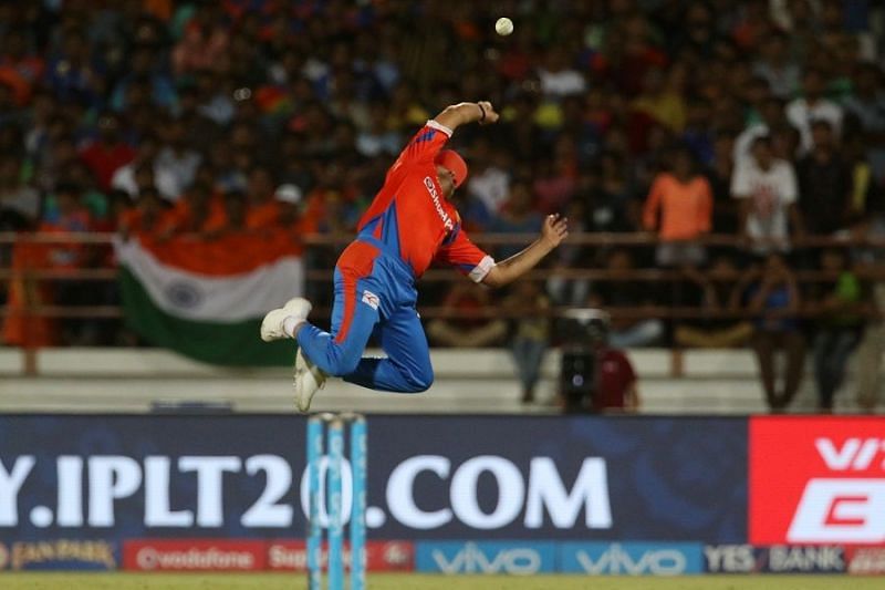 Raina pullsoff an acrobatic catch