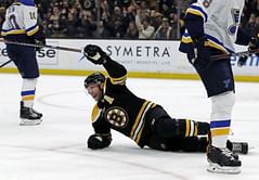 Rask ties Bruins record for wins in 5-2 victory over Blues