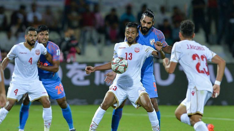 Sandesh Jhingan tries to win the ball from Mohammed Al-Romaihi