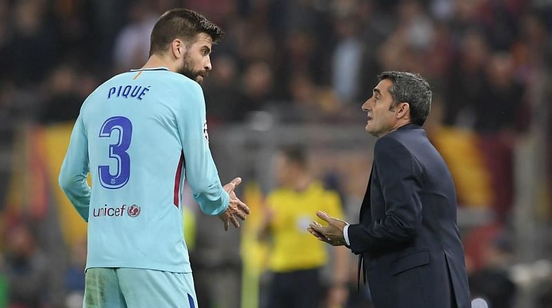 Pique and Valverde in an argument during Barcelona&#039;s 3-0 defeat against AS Roma