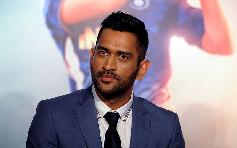 Dhoni crossed the joined 100 crore club