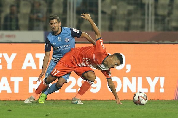 Carlos Pena of FC Goa in a tussle with Pablo Morgado of Jamshedpur FC during their Indian Super League match (Image: ISL)