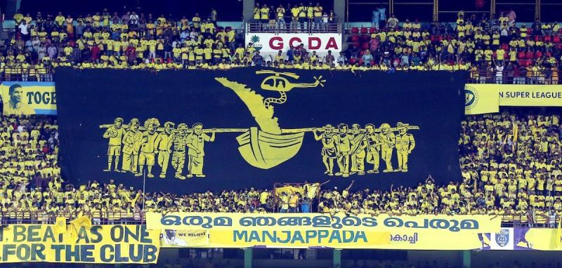 Manjappadas showered praise to the people through their tifo