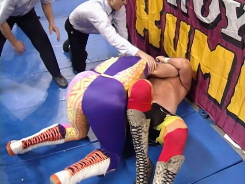 Randy Savage and Jake Roberts brawl at ringside during the &#039;92 Rumble