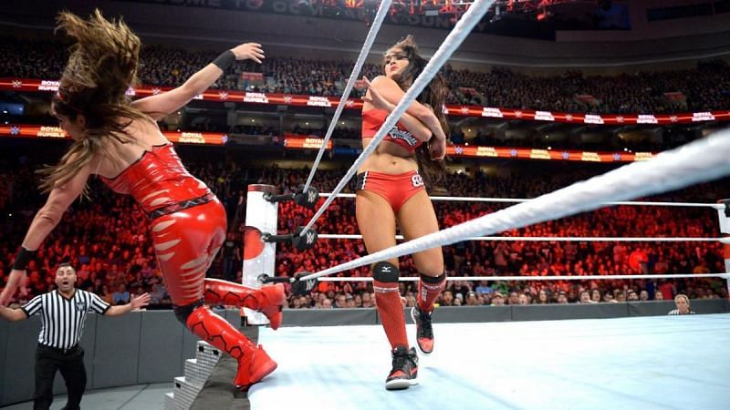 Nikki Bella eliminates her twin sister Brie during the 30-woman royal rumble match