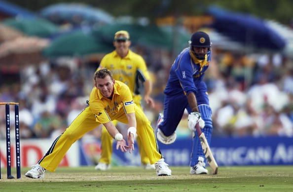 Brett Lee of Australia attempts to run out Marvan Atapattu of Sri Lanka