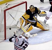 Blackhawks end Penguins' winning streak at 8 games