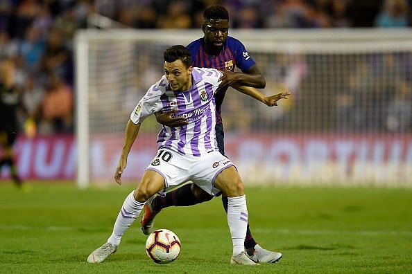 Umtiti tackles Oscar Plano during the Real Valladolid - Barcelona match